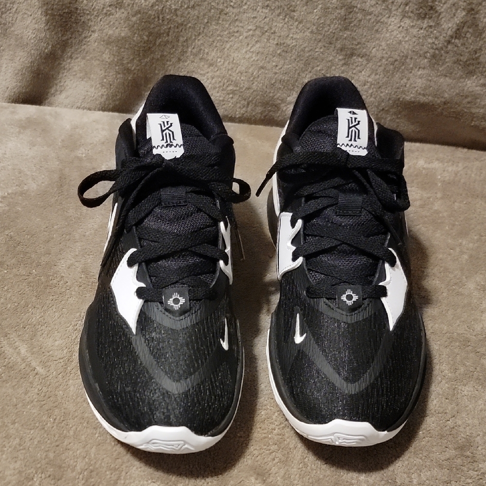Nike Kyrie Low 5 TB Team Basketball sneaker